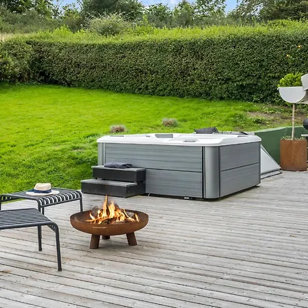 Gorgeous In With Jacuzzi Holiday home